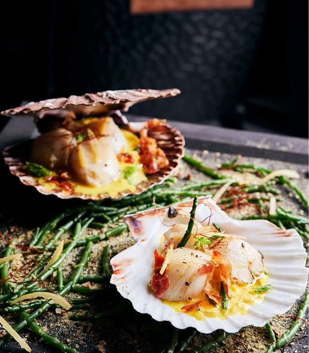 Coquilles st Jacques cuites sur pierre de sel, sauce fenouil-safran